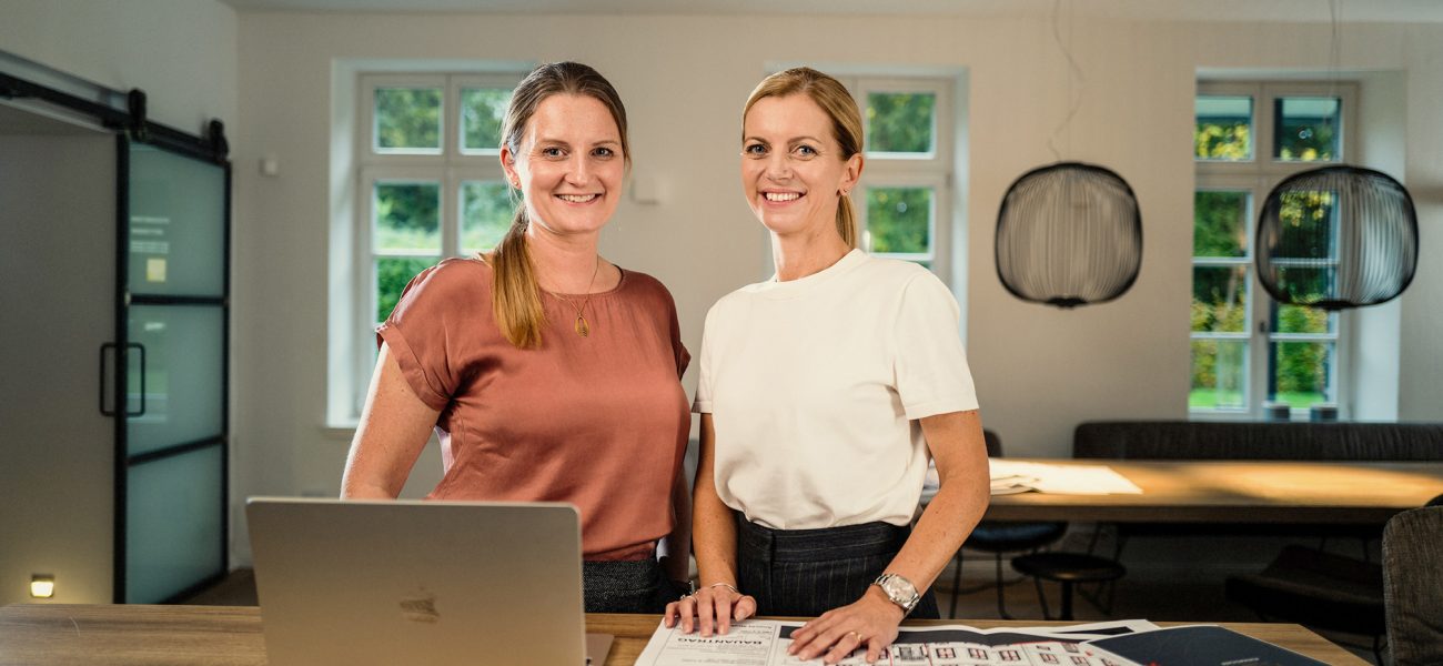 Kundenberaterin Elisabeth Schlenker (links) und Geschäftsführerin Anna Baumgärtner (rechts) von MONUVIDA
